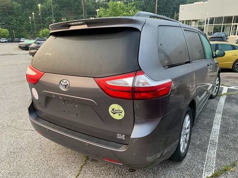 Used 2017 Toyota Sienna XLE Premium AWD/4WD image 4