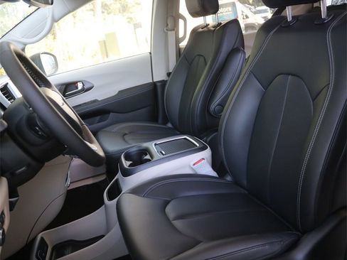 Used 2023 Chrysler Pacifica Touring-L image 22