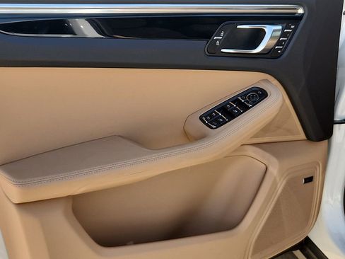 Certified 2025 Porsche Macan image 13