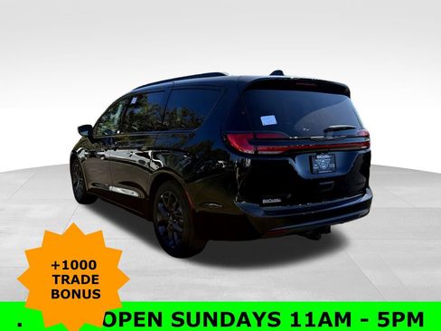 New 2026 Chrysler Pacifica Limited w/ Uconnect Theater Family Group image 5