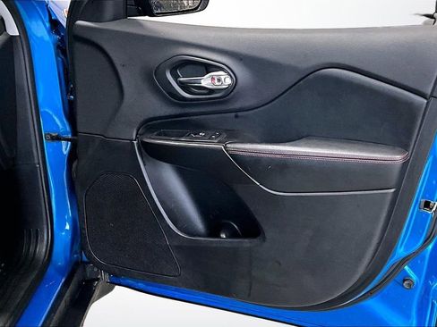 Used 2019 Jeep Cherokee Trailhawk w/ Cold Weather Group image 27