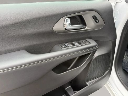 Used 2025 Chrysler Pacifica Select FWD image 13