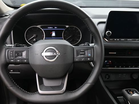 Used 2025 Nissan Rogue SV image 17