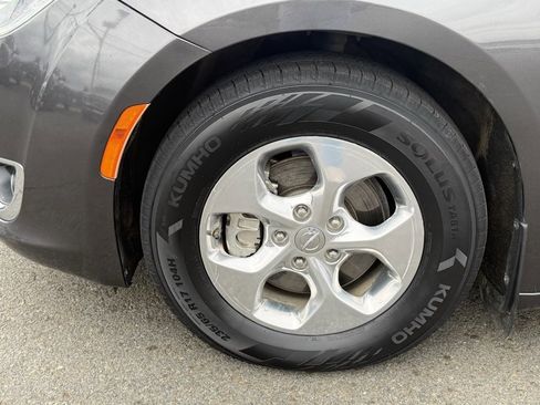 Used 2018 Chrysler Pacifica Limited image 10