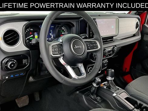 Used 2025 Jeep Wrangler Unlimited Sahara AWD/4WD image 15