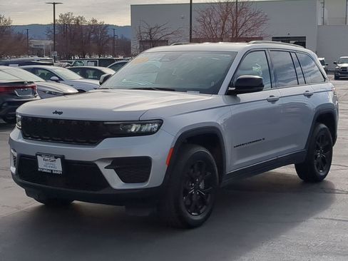 Used 2024 Jeep Grand Cherokee Altitude image 10
