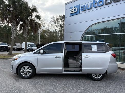 Used 2018 Kia Sedona L image 24