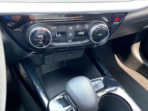 Used 2025 Chevrolet Trax LT FWD image 25