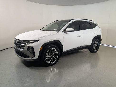 Certified 2025 Hyundai Tucson Limited AWD/4WD image 3