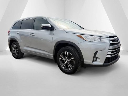 Used 2017 Toyota Highlander Plus w/ Carpet Mat Package image 1