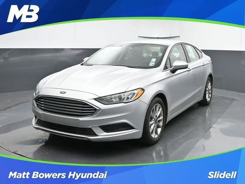 Used 2017 Ford Fusion SE image 1