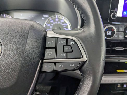 Used 2023 Toyota Highlander XLE AWD/4WD image 16