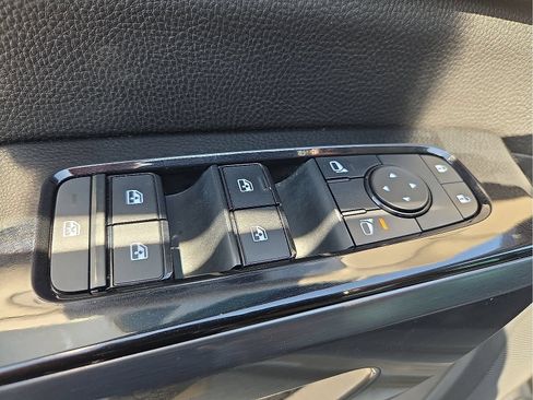 Used 2022 Nissan Pathfinder SL FWD image 16