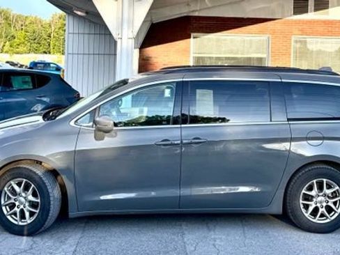 Used 2021 Chrysler Pacifica Touring w/ Cold Weather Group FWD image 2