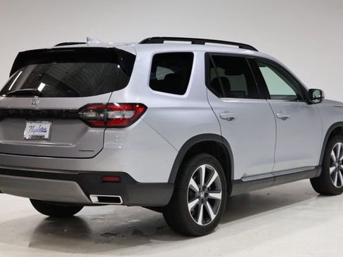 Used 2023 Honda Pilot Touring image 7