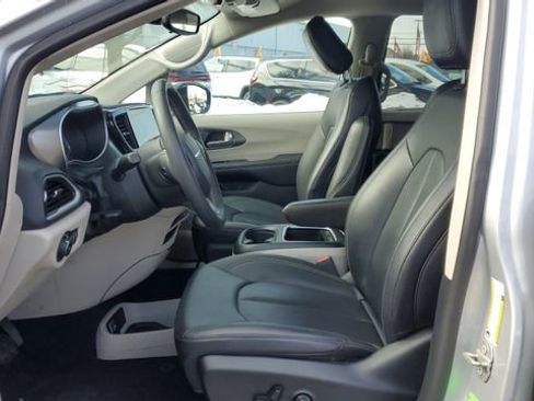 Certified 2024 Chrysler Pacifica Touring-L image 5