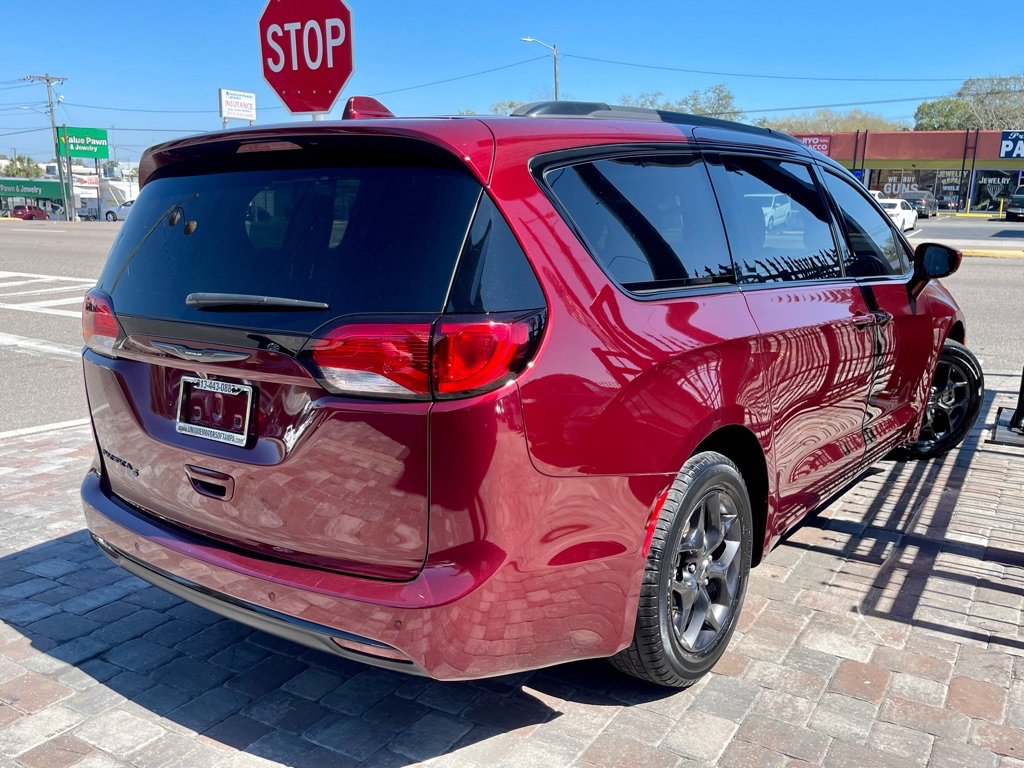 Used 2018 Chrysler Pacifica Touring-L w/ Premium Audio Group FWD image 3
