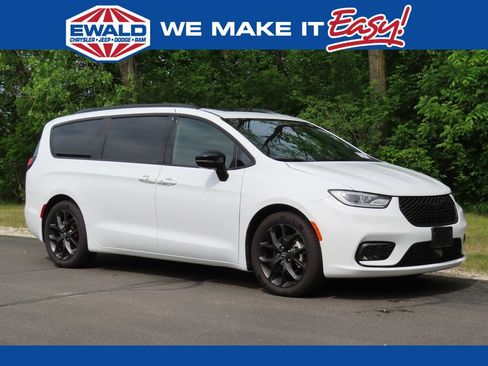 Used 2025 Chrysler Pacifica Limited FWD image 1