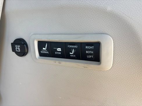 Used 2018 Chrysler Pacifica Limited w/ Tire & Wheel Group FWD image 23
