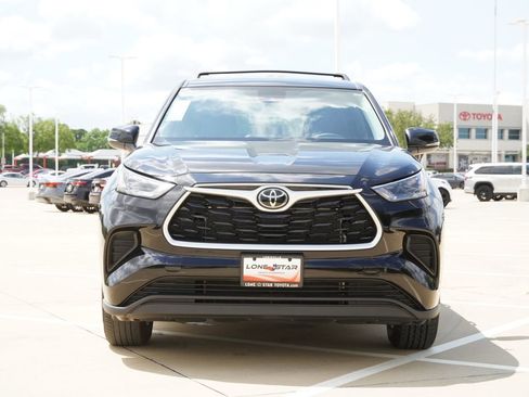 Used 2023 Toyota Highlander L FWD image 3