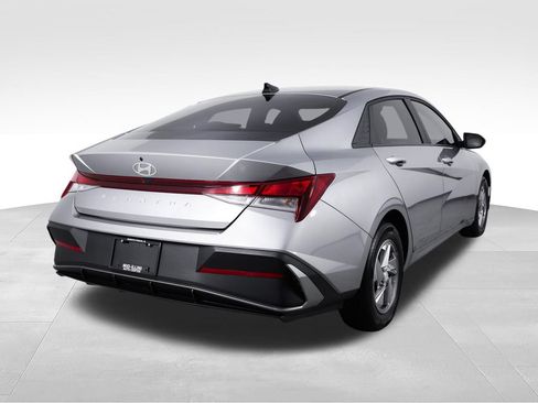 Used 2025 Hyundai Elantra SE FWD image 9