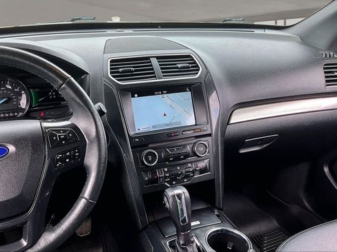 Used 2018 Ford Explorer XLT w/ Equipment Group 202A image 9