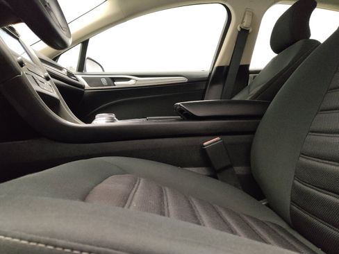 Used 2019 Ford Fusion SE FWD image 17