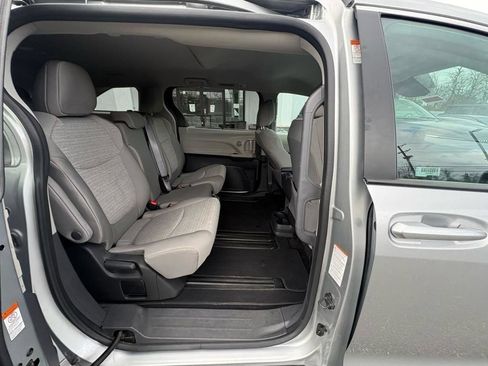 Used 2024 Toyota Sienna LE FWD image 3