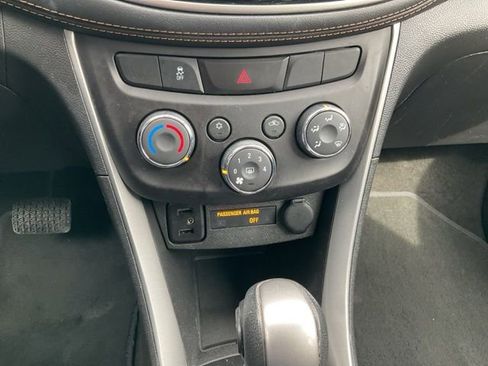 Used 2020 Chevrolet Trax LT w/ LT Convenience Package AWD/4WD image 7