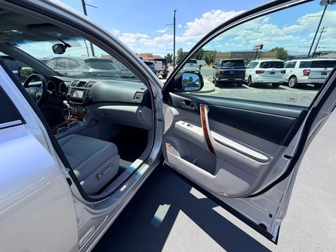 Used 2013 Toyota Highlander Limited AWD/4WD image 23