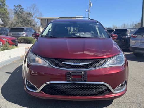 Used 2019 Chrysler Pacifica Touring-L image 2