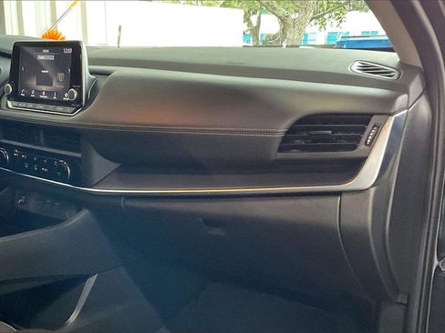 Used 2024 Nissan Rogue S image 24