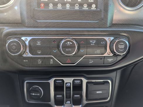 Used 2019 Jeep Wrangler Unlimited Sahara AWD/4WD image 24