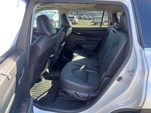 Used 2021 Toyota Highlander XLE image 35