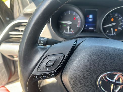 Used 2018 Toyota C-HR XLE FWD image 22