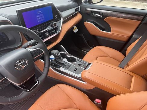 New 2026 Toyota Highlander Platinum AWD/4WD image 9
