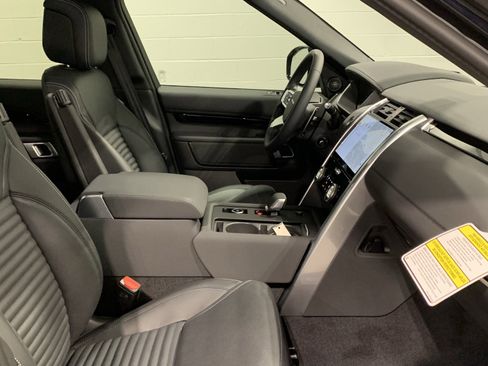 New 2025 Land Rover Discovery S image 14