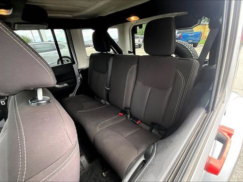 Used 2015 Jeep Wrangler Unlimited Sahara w/ Connectivity Group AWD/4WD image 34
