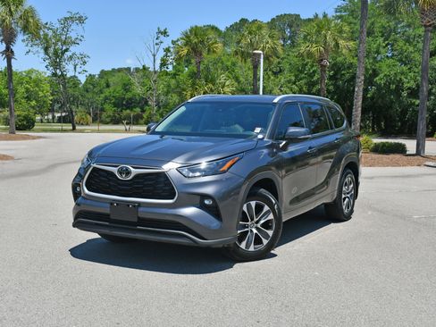 Used 2023 Toyota Highlander XLE AWD/4WD image 6