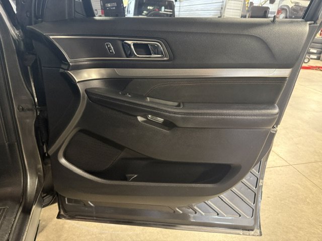 Used 2018 Ford Explorer XLT w/ XLT Appearance Package AWD/4WD image 7