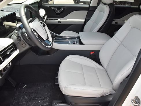 New 2026 Lincoln Aviator AWD image 13