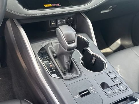 Used 2025 Toyota Highlander XLE FWD image 25