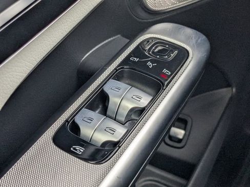 Used 2025 Mercedes-Benz GLC 300 4MATIC image 25