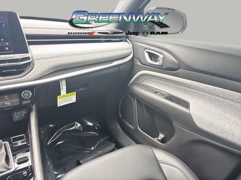 New 2026 Jeep Compass Latitude image 10