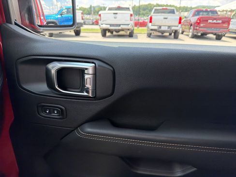 Used 2025 Jeep Wrangler Unlimited Sahara AWD/4WD image 26