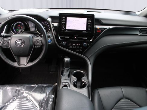 Used 2022 Toyota Camry SE image 2