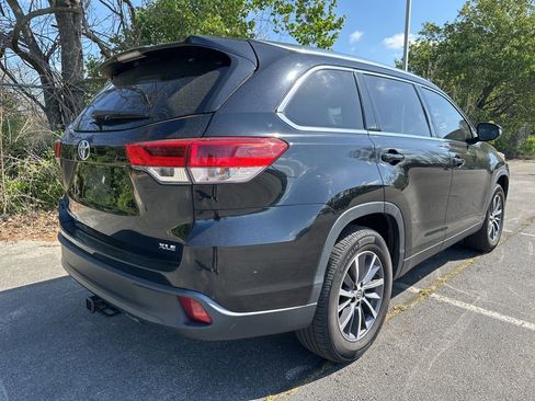 Used 2019 Toyota Highlander XLE image 3