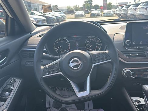 Used 2025 Nissan Altima 2.5 SV FWD image 8