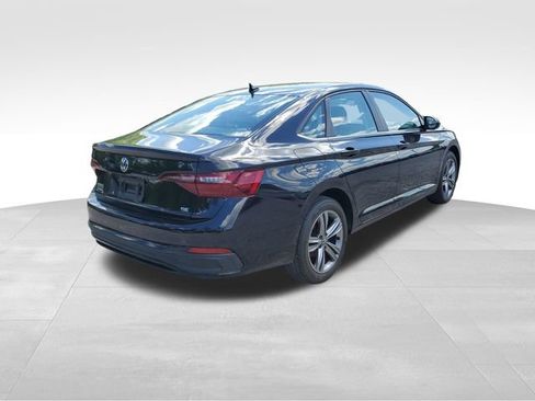 Used 2023 Volkswagen Jetta SE w/ Panoramic Sunroof Package FWD image 4