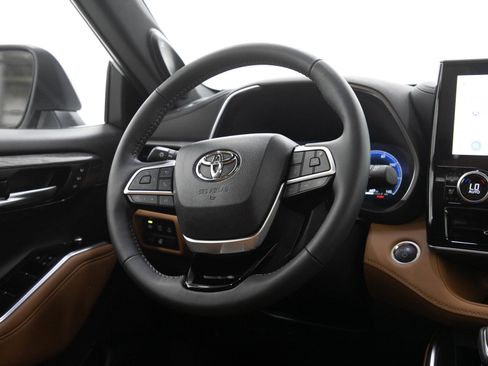 Used 2026 Toyota Highlander Platinum AWD/4WD image 15
